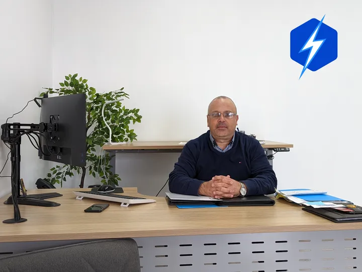 A happy Flash Computer Services client at his newly set up desk